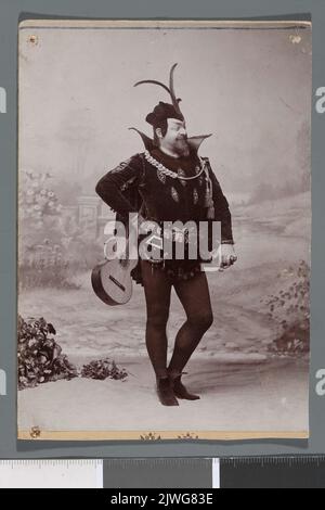 Porträt von Edward Reszke (1853-1917), Sänger, in Bühnenkostüm, als Mephisto in der Oper `Faust` von Charles Gounod, am Großen Theater von Warschau. Mieczkowski, Jan (Warszawa ; Zakład fotograficzny ; ca 1850-ca 1914), Fotograf Stockfoto